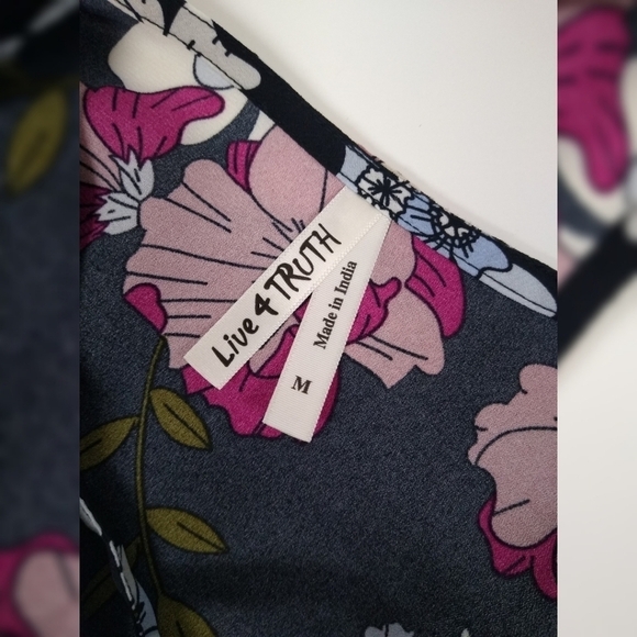 Live 4 Truth floral laced v-neck semi sheer blouse - Picture 6 of 7